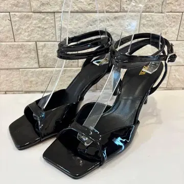 ZARA 블랙 에나멜 앵클 스트랩 스퀘어 토 22.5cm