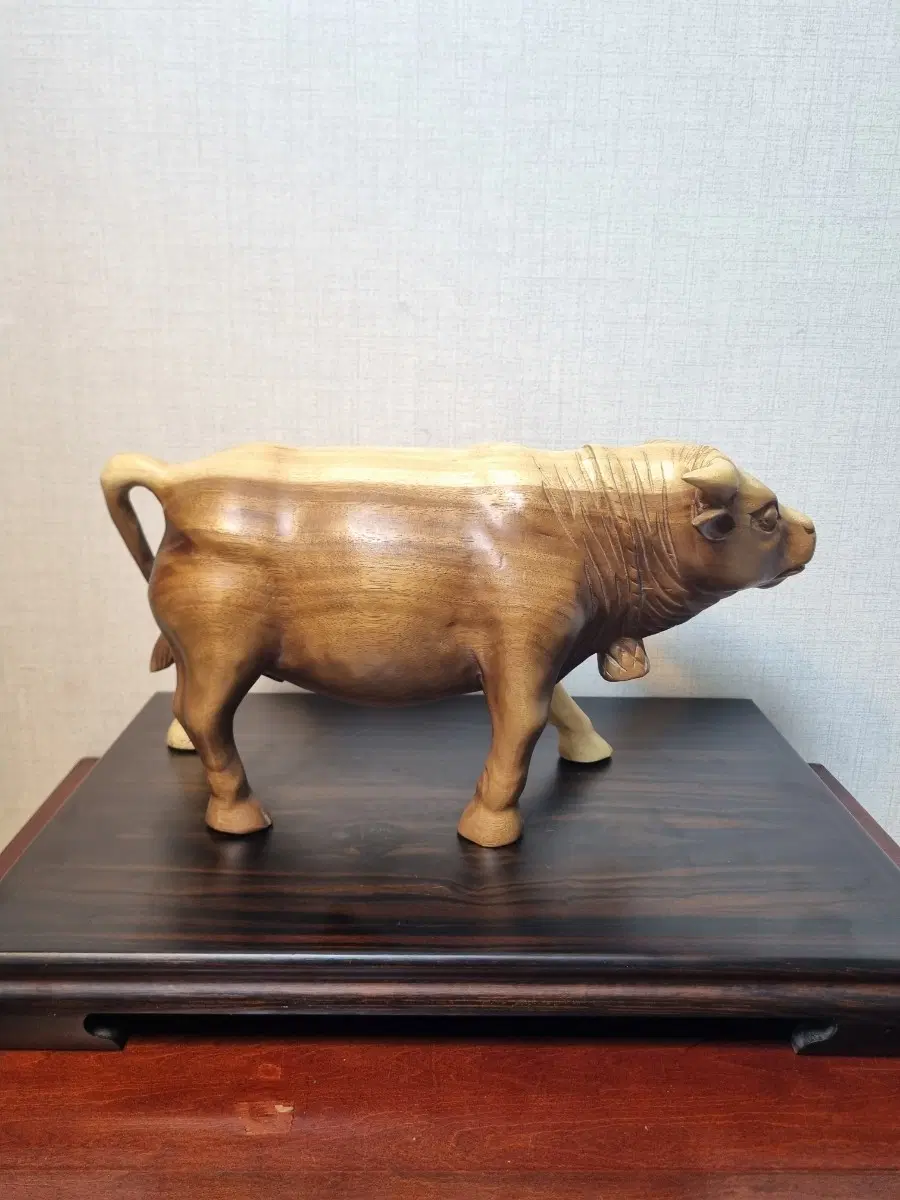 통원목 목공예 송아지 조각 작품 - 길이 42cm