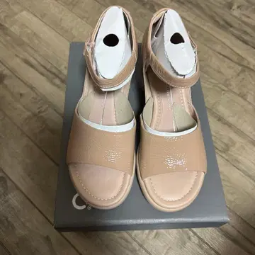 ECCO 샌들 베이지 에나멜 스트랩