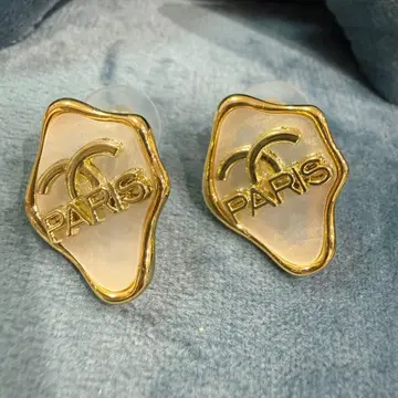 PARIS 코코마크 로고 귀걸이 골드 화이트
