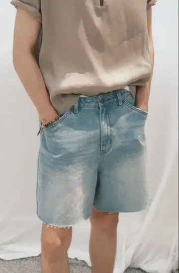 NOIRER 데미지 로우컷 하프 데님 팬츠 ( 라이트 블루 )