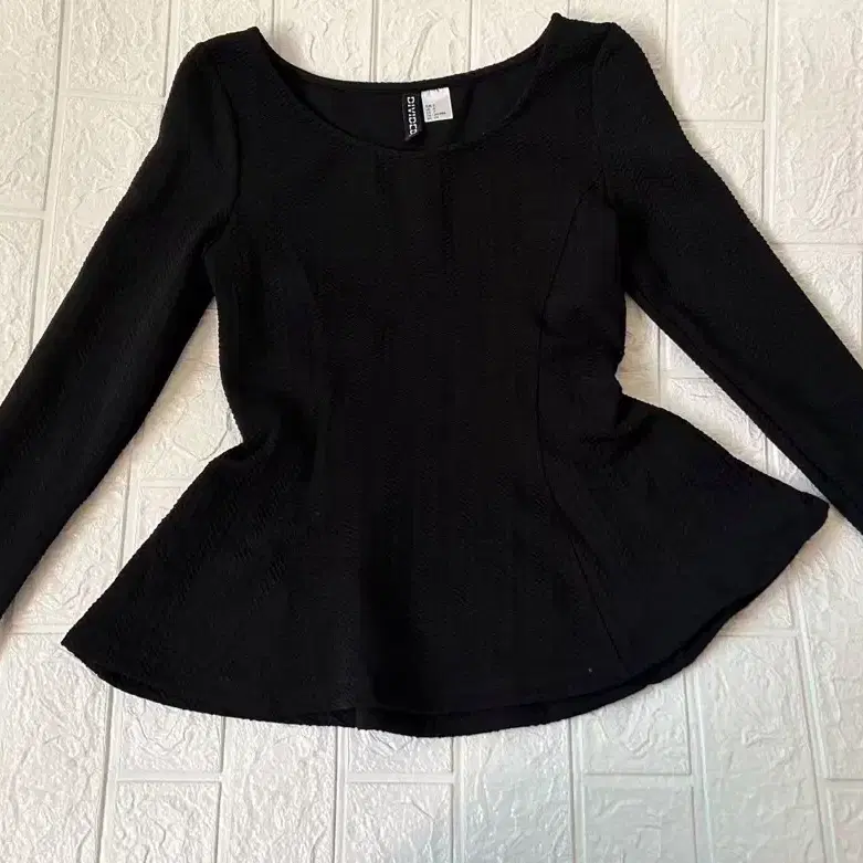 H&M 디바이디드 블랙 페플럼 롱슬리브