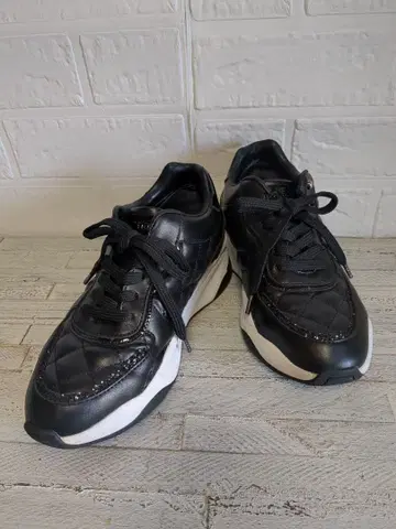 새상품급 DIANA 퀼팅 통굽 스니커즈 에나멜 블랙 23