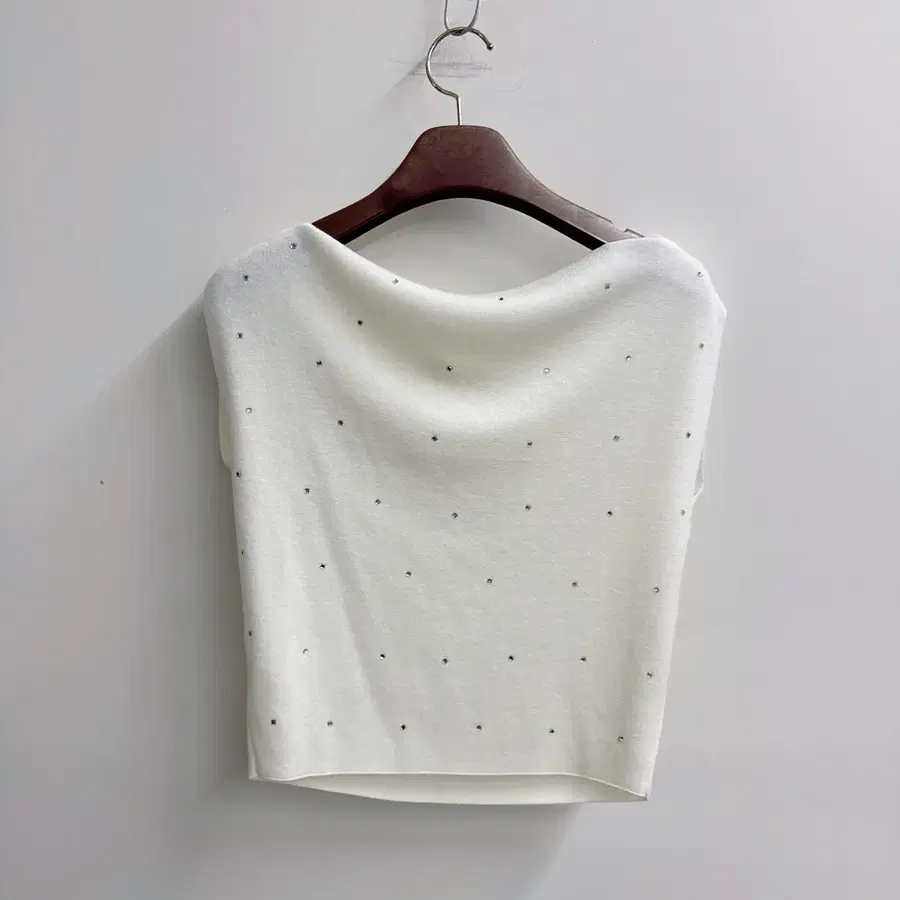 Exclusive custom 여리핏 큐빅 입술넥 민소매 니트