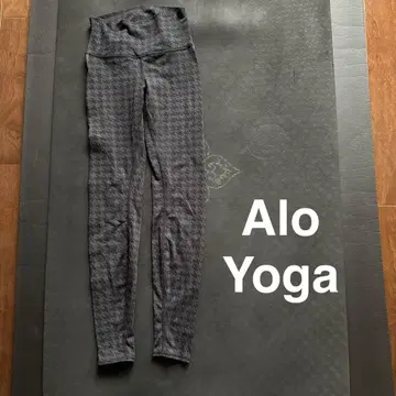 Alo Yoga 하운드투스 패턴 하이웨스트 레깅스