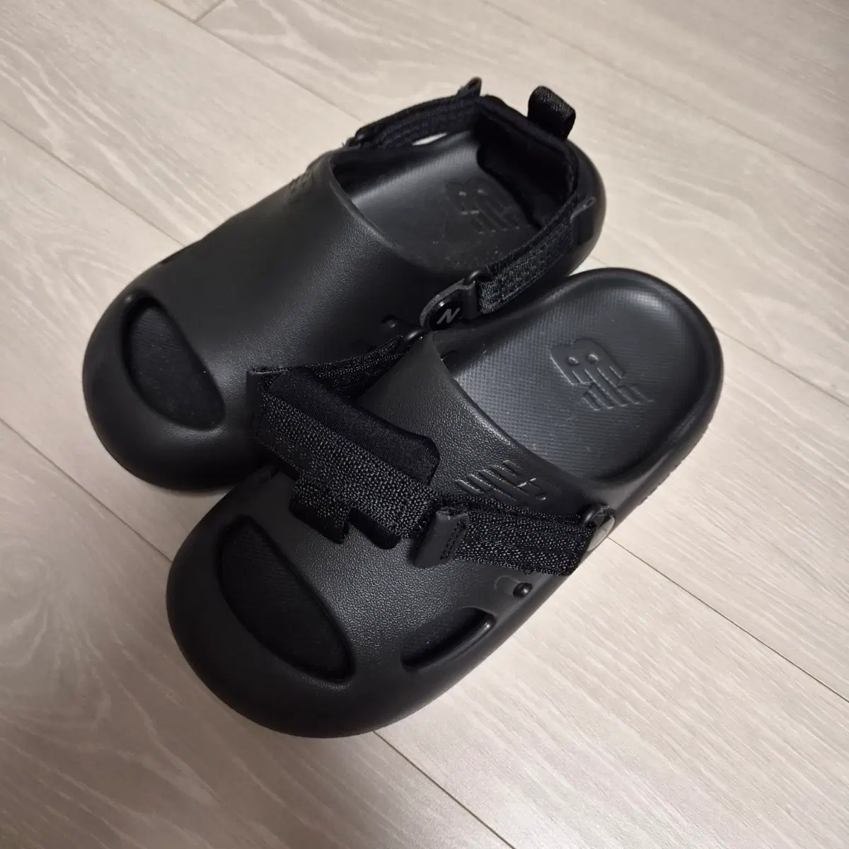 뉴발란스 샌들 블랙 220 새상품