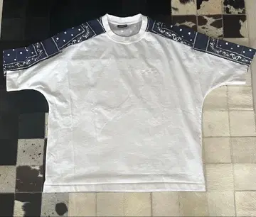 JACQUEMUS 반다나 패턴 절개 T셔츠