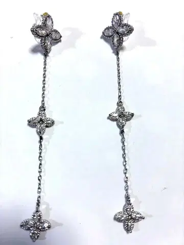 흔들리는 클로버 모티브 롱 귀걸이 실버 컬러