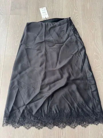 택 포함 새상품 ZARA 새틴 레이스 타이트 스커트 블랙 XS
