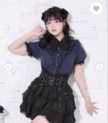 NOEMI 노에미 크로스 참 V 프릴 블라우스