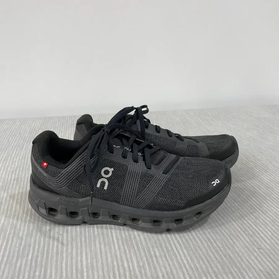 969) 온 러닝 클라우드고 블랙 이클립스 245mm