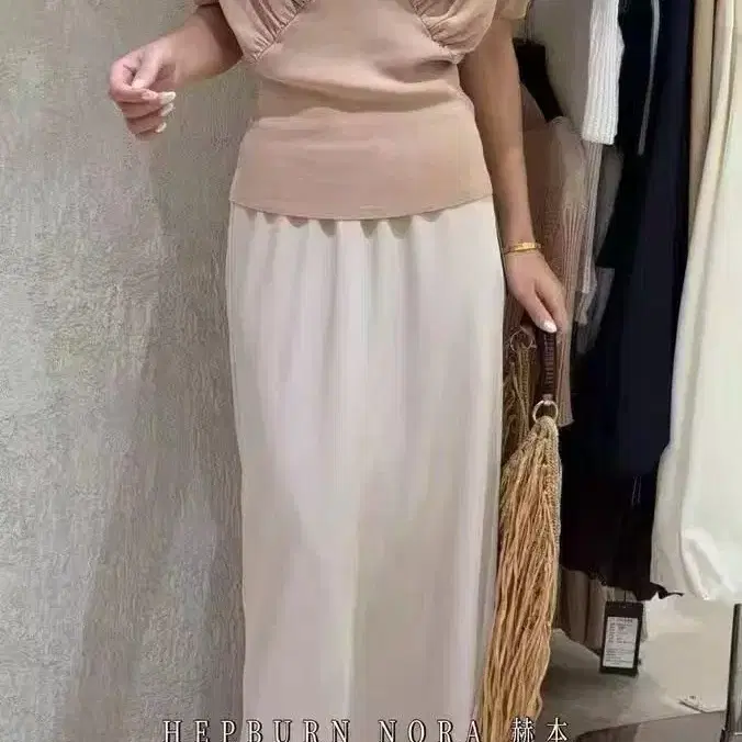 (새상품) 여성스러운 셔링 브이넥 니트티