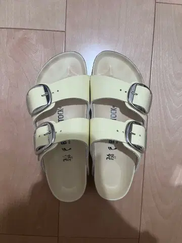 BIRKENSTOCK 애리조나 빅 버클 페이턴트 크림 36