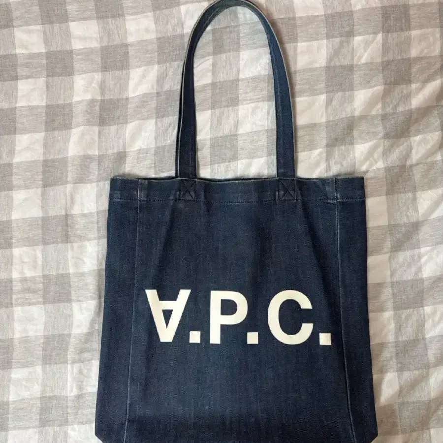 A.P.C. 데님 레터링 토트백 네이비