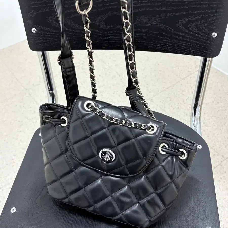 퀼팅 체인 백팩 블랙