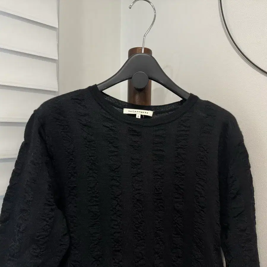 the CASHMERE 블랙 반팔 니트