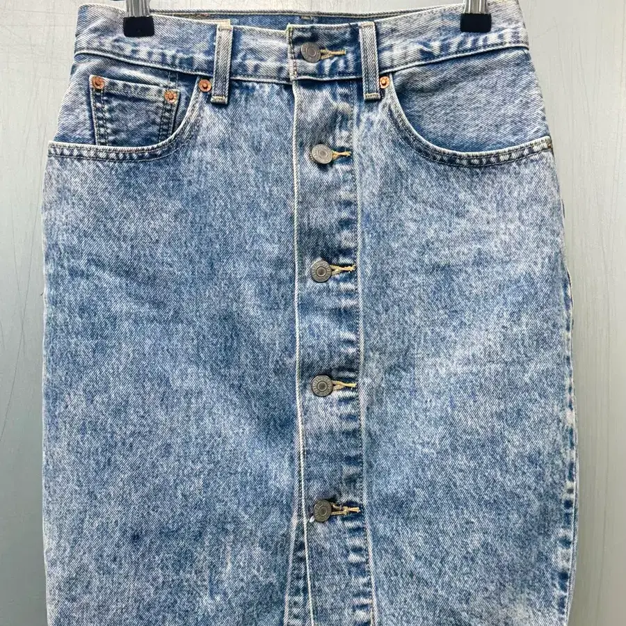 Levis 리바이스 프리미엄 버튼플라이 데님 미디 스커트
