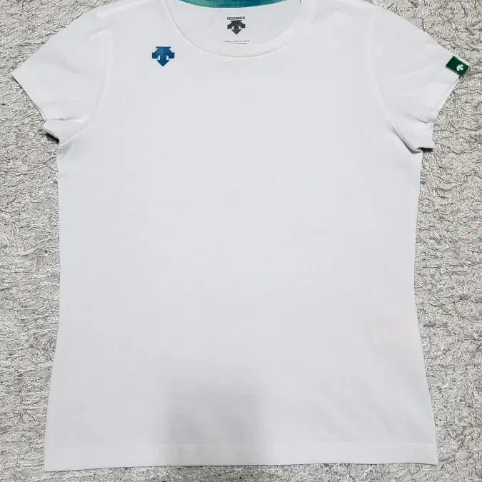 데상트 반팔티 14