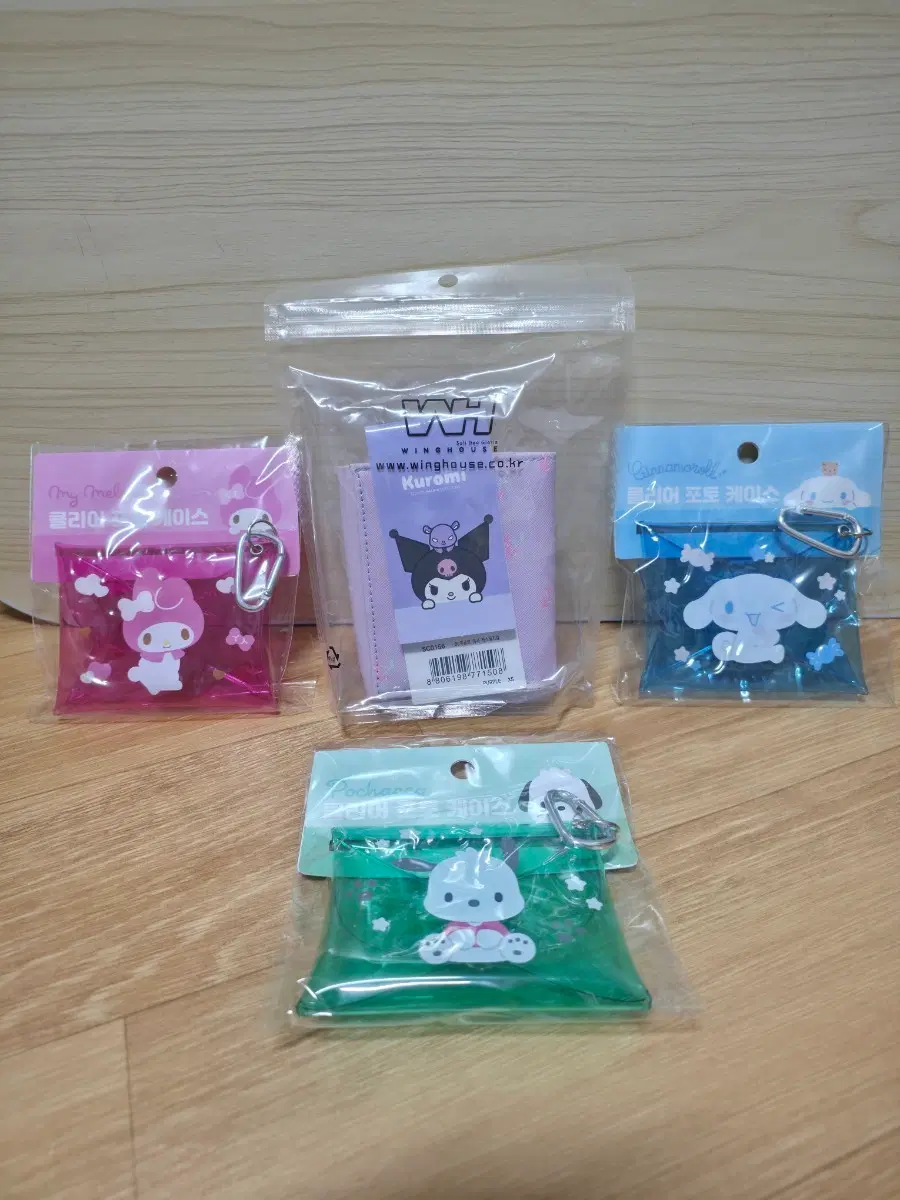 산리오 캐릭터 파우치 4종 세트 (마이멜로디, 쿠로미, 시나모롤, 폼폼푸