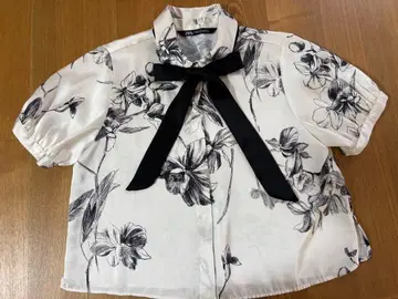 ZARA 보타이 포함 꽃무늬 반팔 블라우스