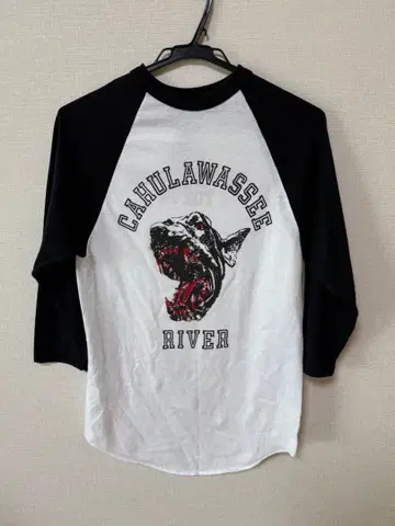 TENDERLOIN 7부 소매 래글런 T셔츠 CAHULAWASSEE
