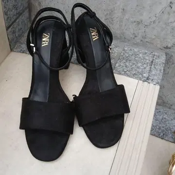 ZARA 블랙 스웨이드 느낌 앵클 스트랩 샌들
