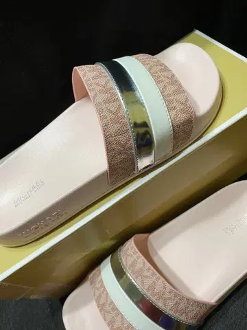 MICHAEL KORS 슬라이드 샌들 핑크 (상자 없음)입니다.