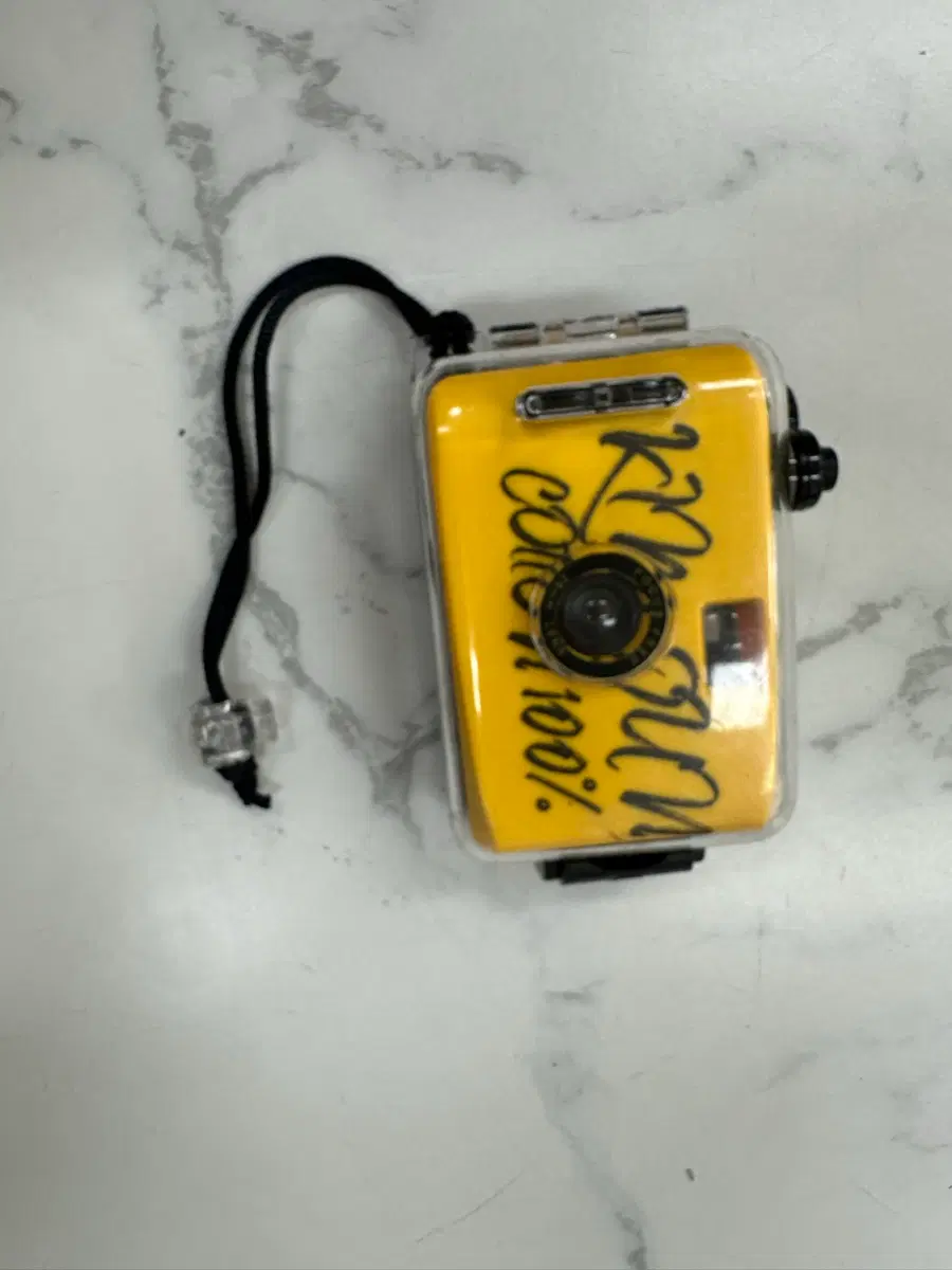 35mm 필름만 넣으면 작동하는 빈티지 수중카메라 팝니다