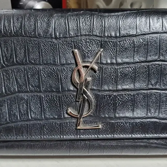 생 로랑 YSL 악어 엠보 카산드라 블랙 클러치백