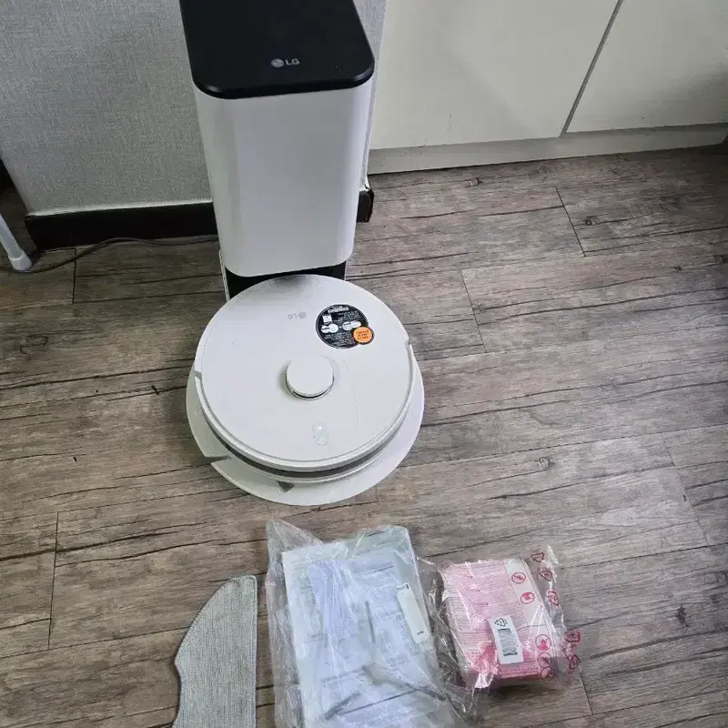 (가격인하) LG 코드제로 로봇청소기 올인원타워 팝니다
