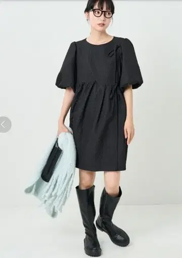 프릭스스토어 프클자카드 퍼프 슬리브 리본 미니 원피스 블랙