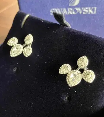 SWAROVSKI 스와로브스키 귀걸이 [양쪽 귀용] 클리어 스와로 파베