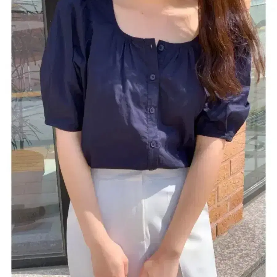 네이비 스퀘어넥 퍼프 소매 블라우스(44-77)