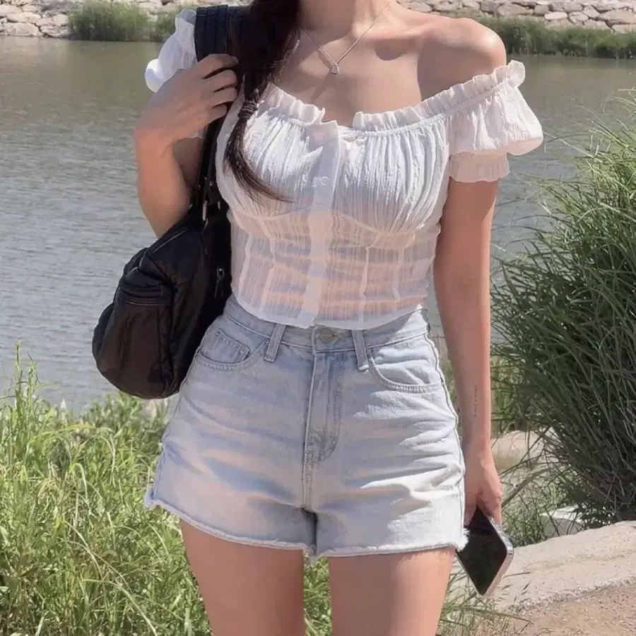 히프나틱 자체제작 아이보리 핀터무드 크롭 프릴 스모크 블라우스
