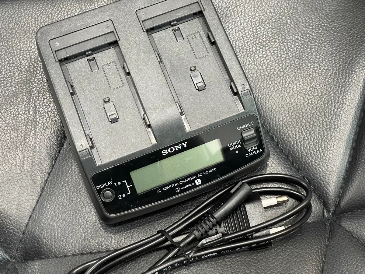 소니 AC-VQ1050 듀얼 배터리 충전기