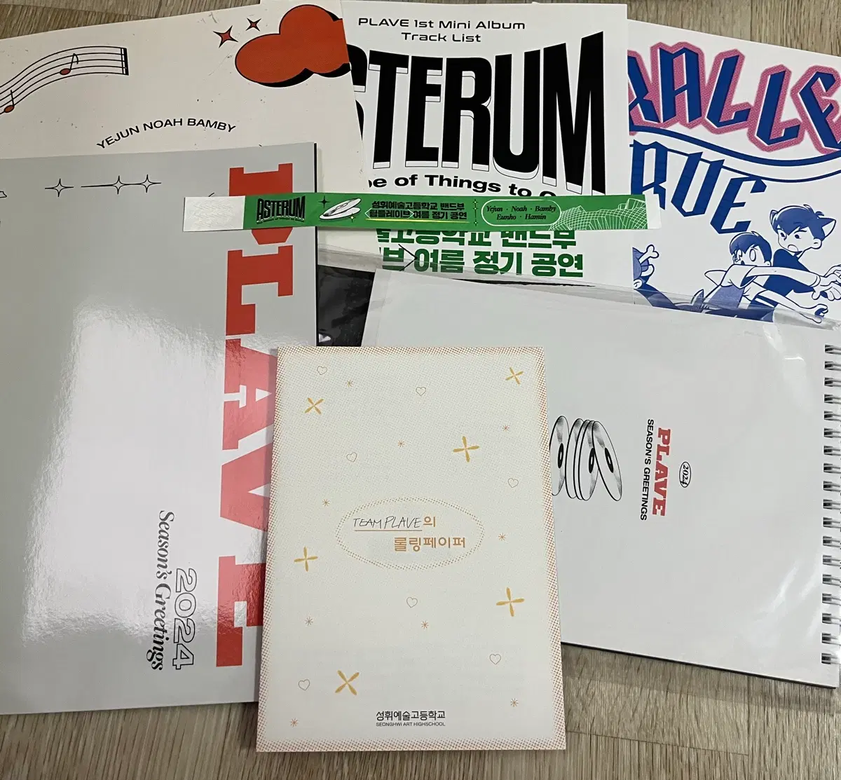 플레이브 2024 시즌 그리팅 앨범 구성품