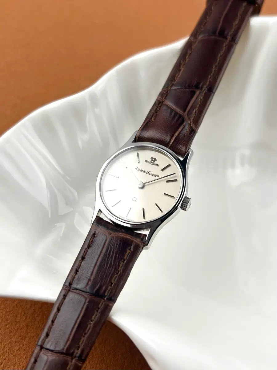 Jaeger-LeCoultre Lady round watch