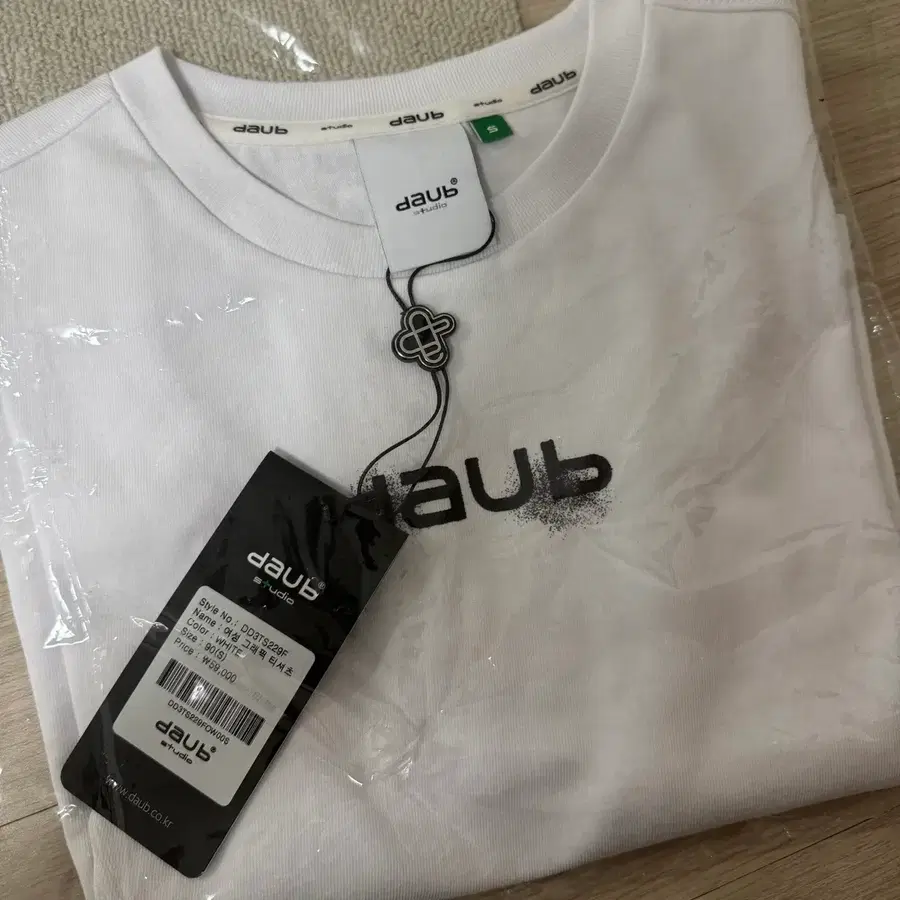 daub 돕 티셔츠 화이트 색상 판매(새상품)