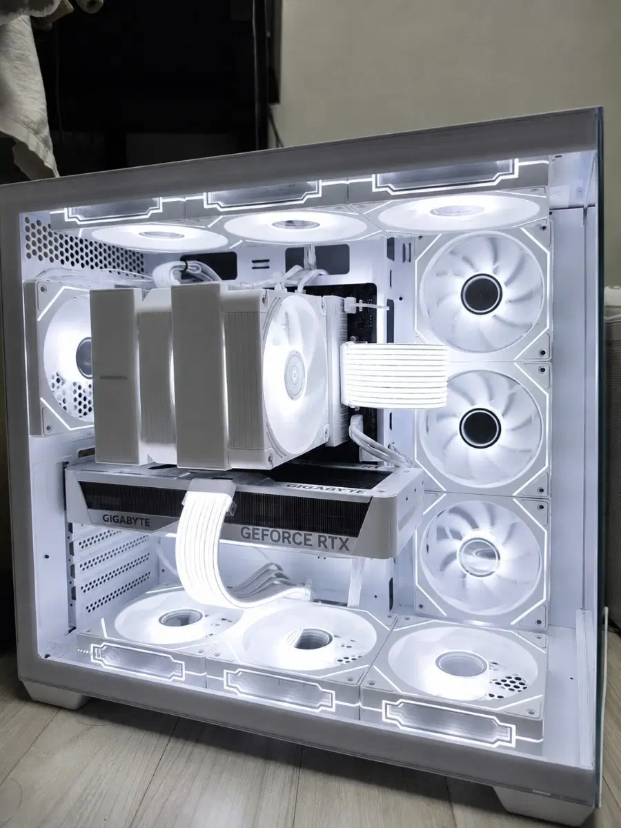 라이젠7 7800X3D RTX5070 화이트 신품본체 팝니다