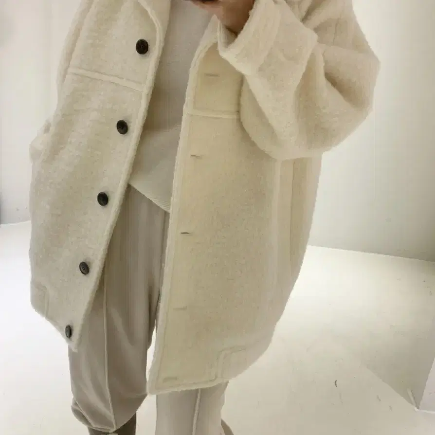 어라운드율 라테모헤어자켓 크림컬러