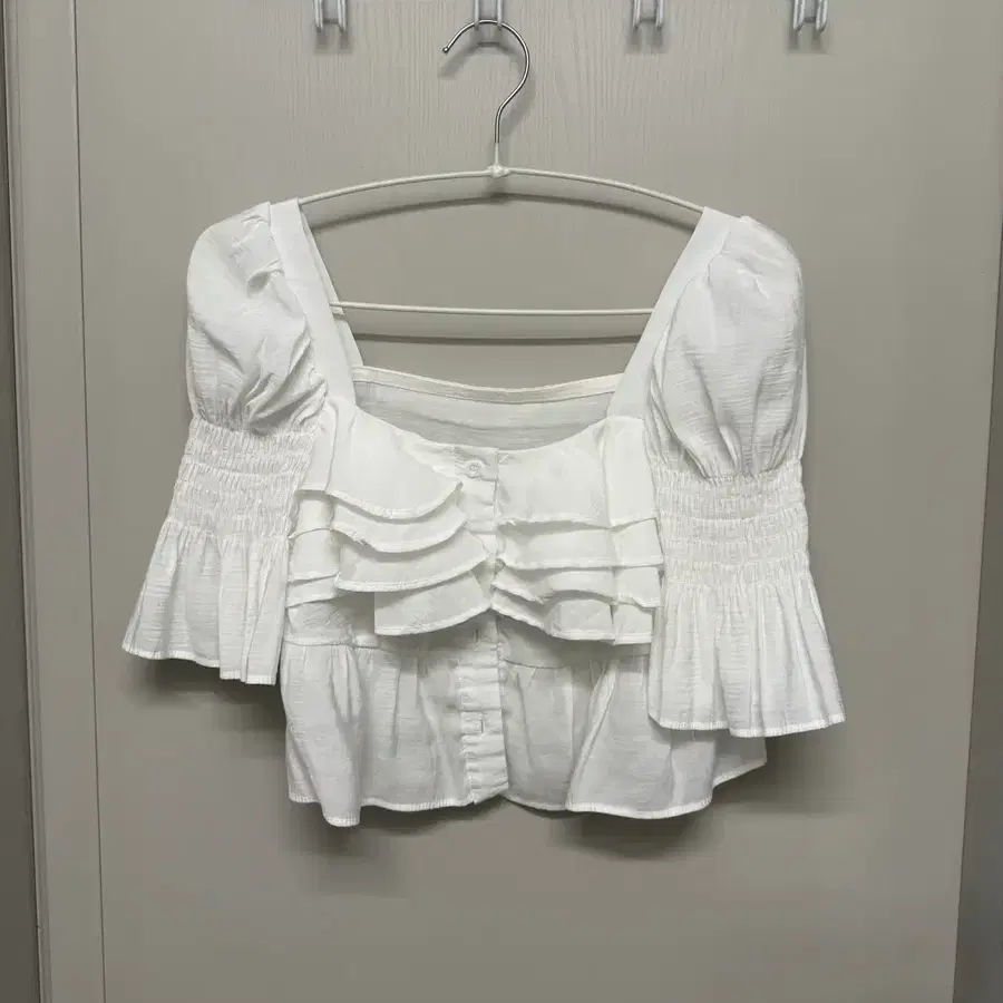 화이트 스퀘어 프릴 크롭 블라우스