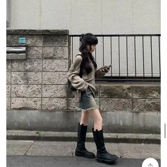 애니원모어 연청 워싱 데님 미니스커트