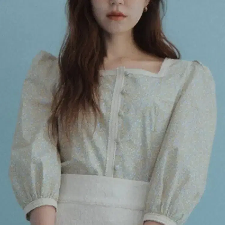 프론트로우x유어네임히어 스퀘어넥 퍼프소매 블라우스
