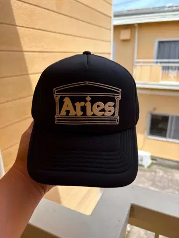 Aries Temple 트러커 캡 블랙