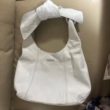 FURLA 화이트 가죽 핸드백 매듭 디자인