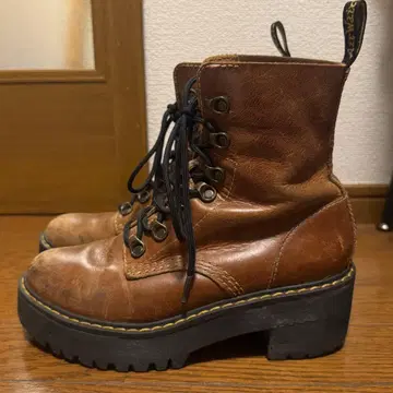 Dr. Martens 레이스업 통굽 워크 부츠 브라운