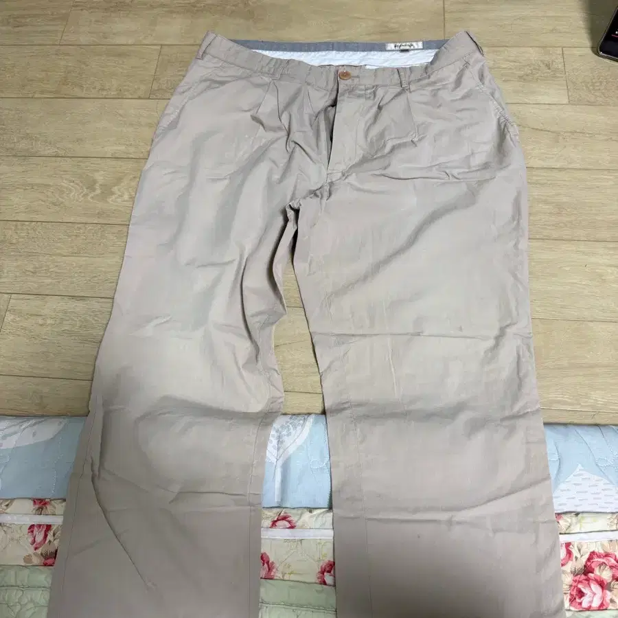 베이지색 면바지