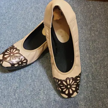 새상품급 웨지힐 펌프스 베이지 꽃무늬 컷워크 가죽 25.5cm