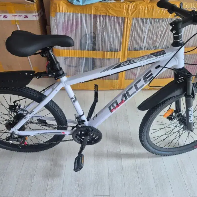 MACCE 24인치 흰색 MTB 자전거입니다.