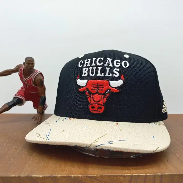 NBA 10s 시카고 불스 아디다스 스냅백 그래픽 챙 블랙